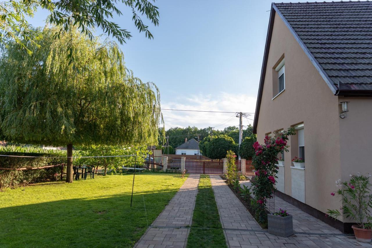 Linett Apartman Hajdúszoboszló Esterno foto